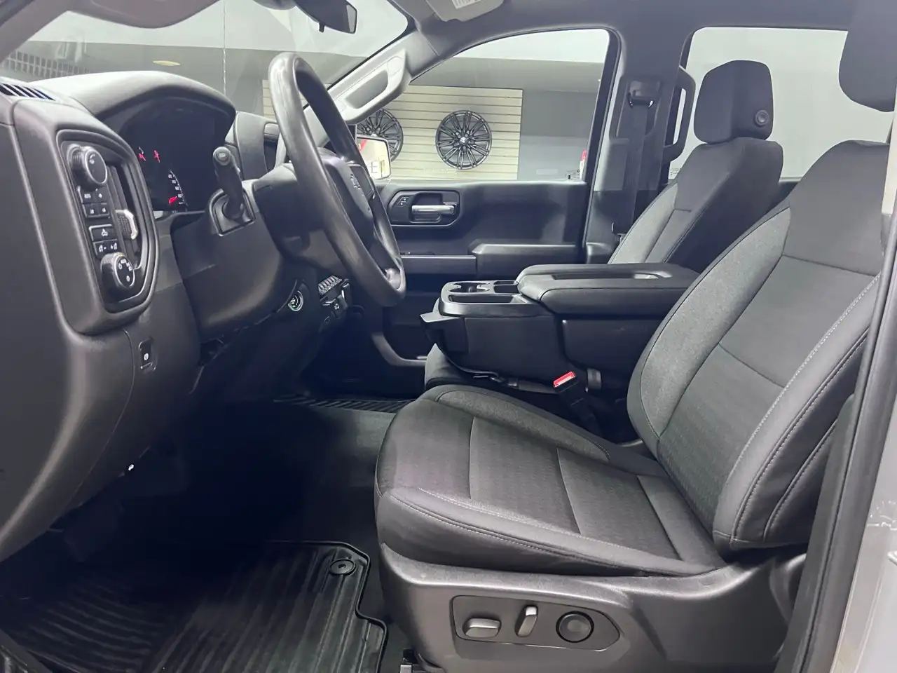 Chevrolet Silverado 1500 - Image 15