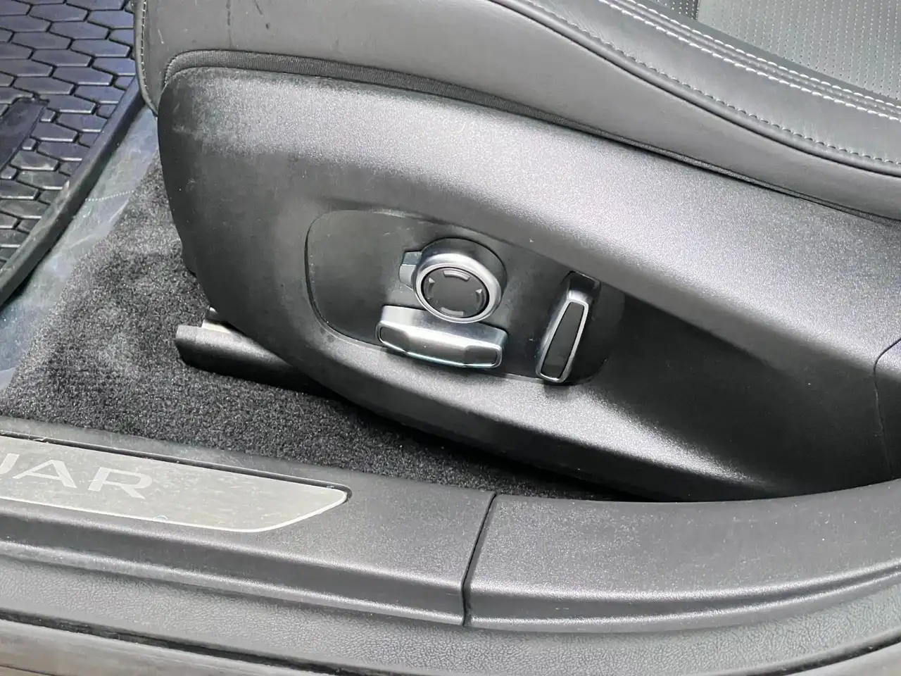 Jaguar I-Pace - Image 30