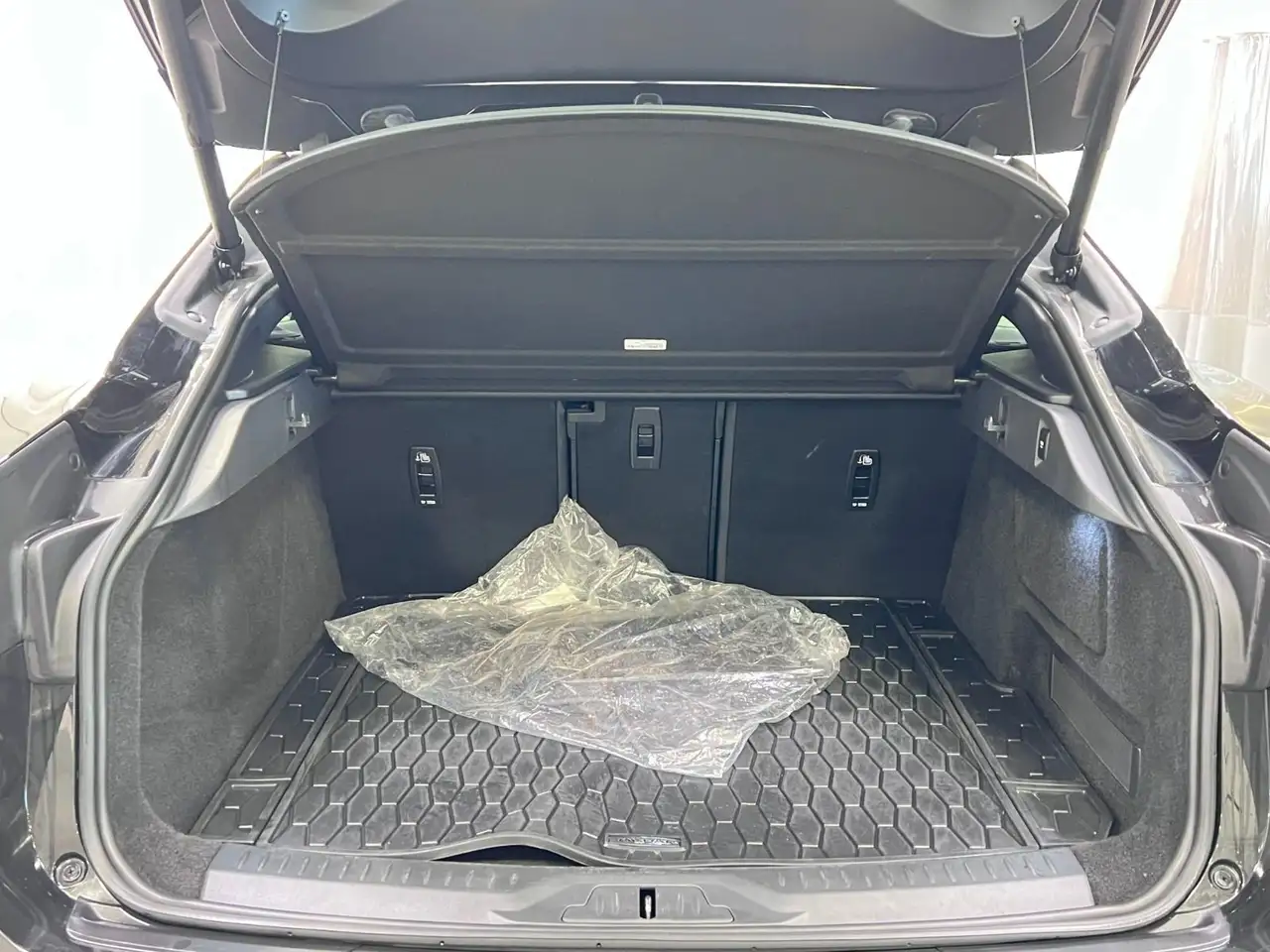 Jaguar I-Pace - Image 15