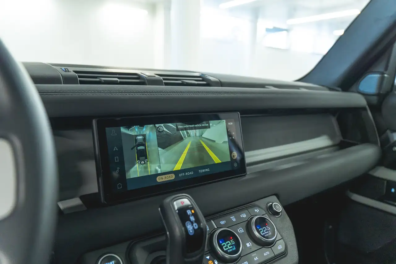 Land Rover Defender - Image 13