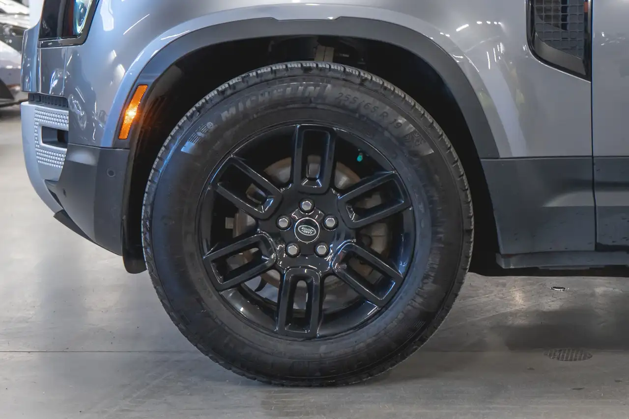 Land Rover Defender - Image 8
