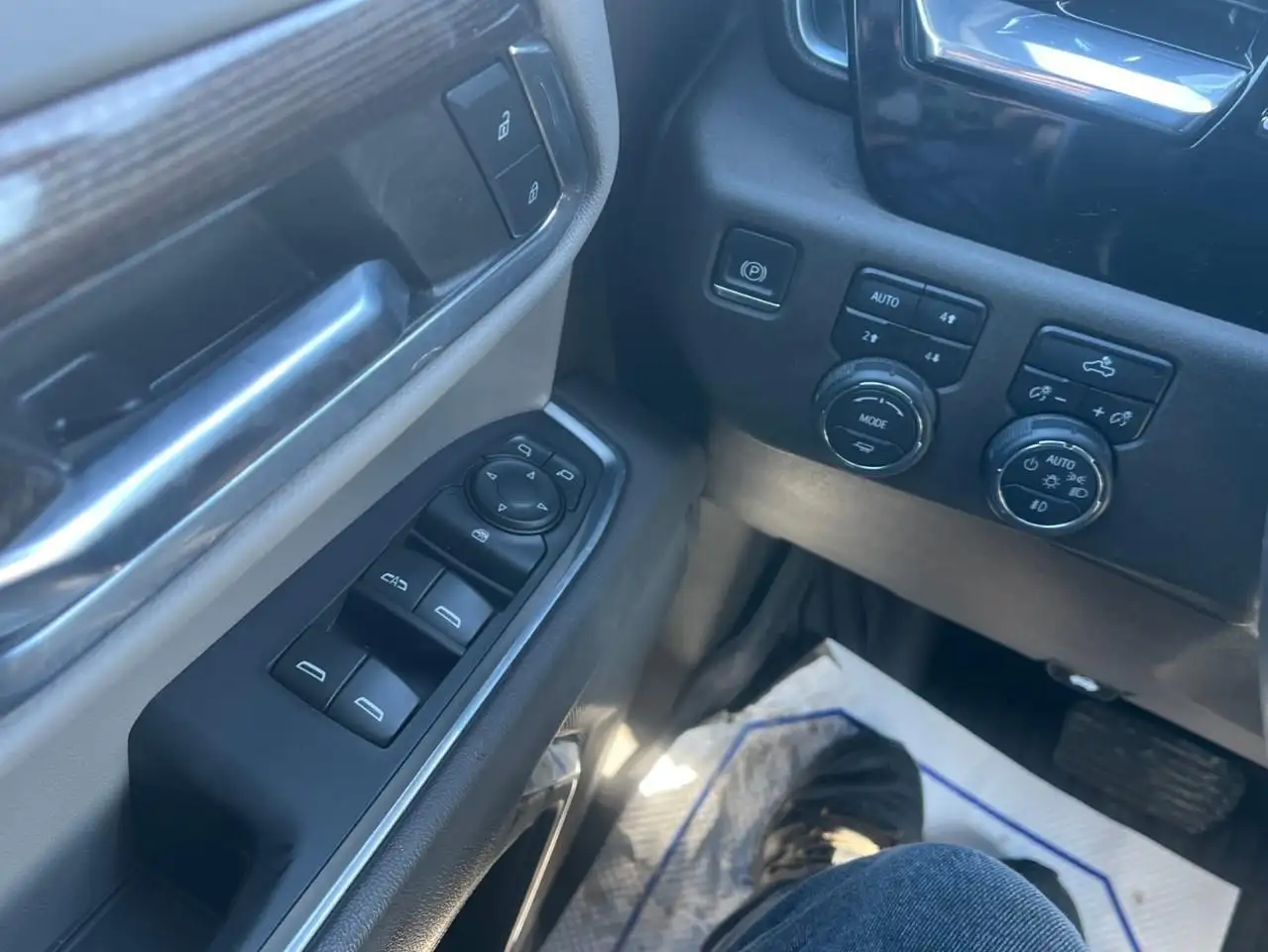 Chevrolet Silverado 1500 - Image 14