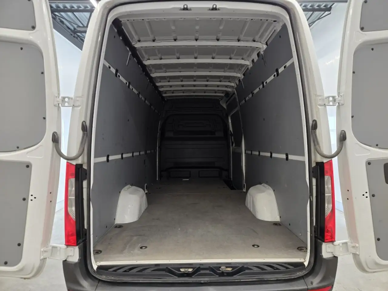 Mercedes-Benz Sprinter - Image 8
