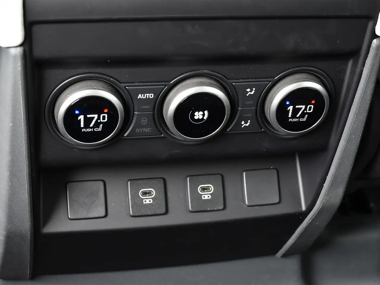 Land Rover Defender - Image 29