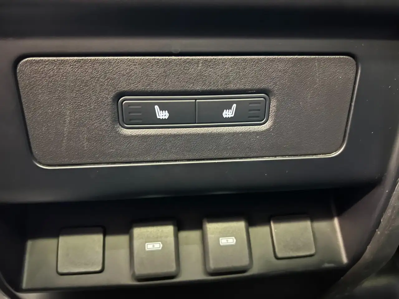 Land Rover Defender - Image 30