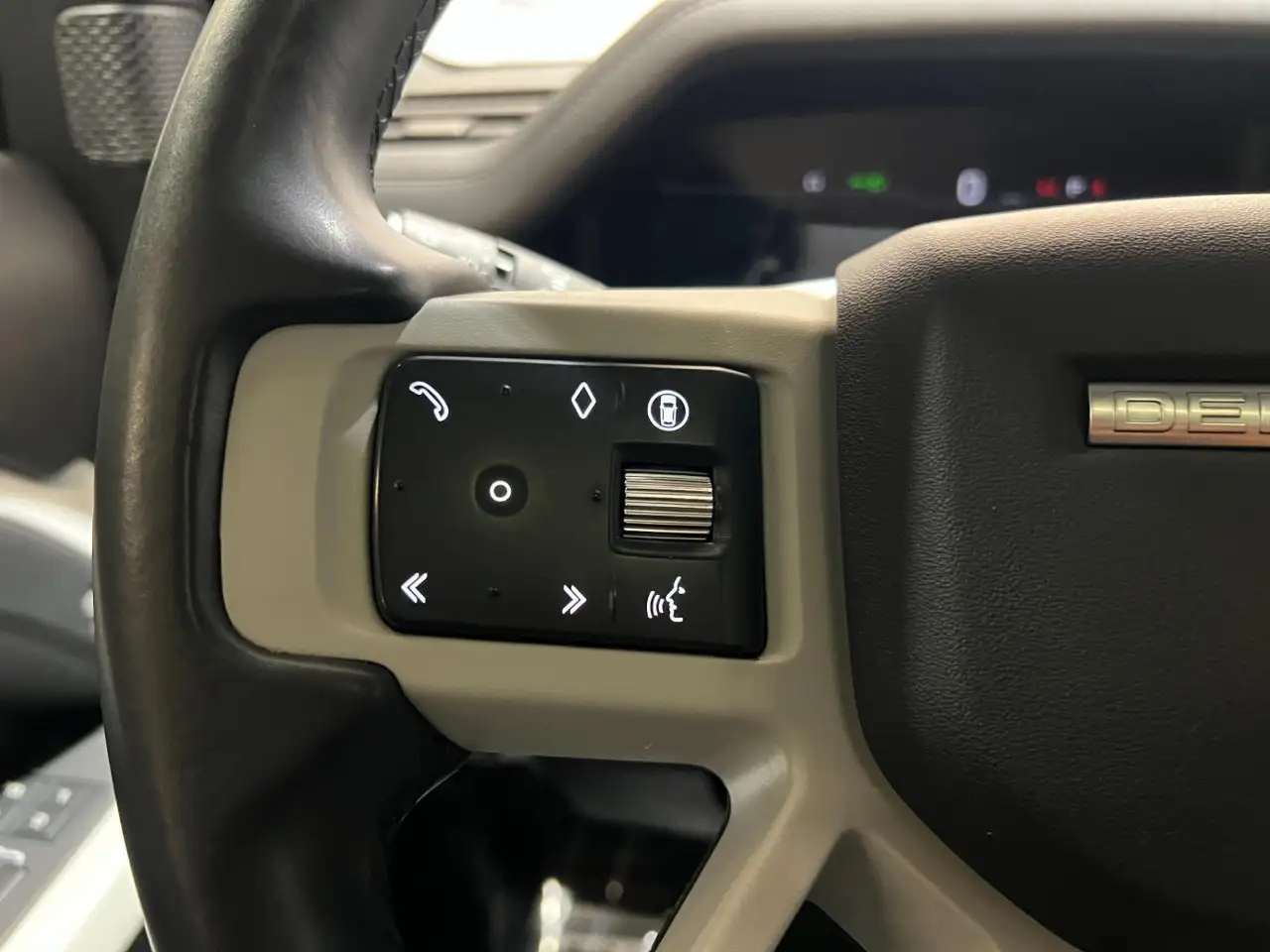 Land Rover Defender - Image 28