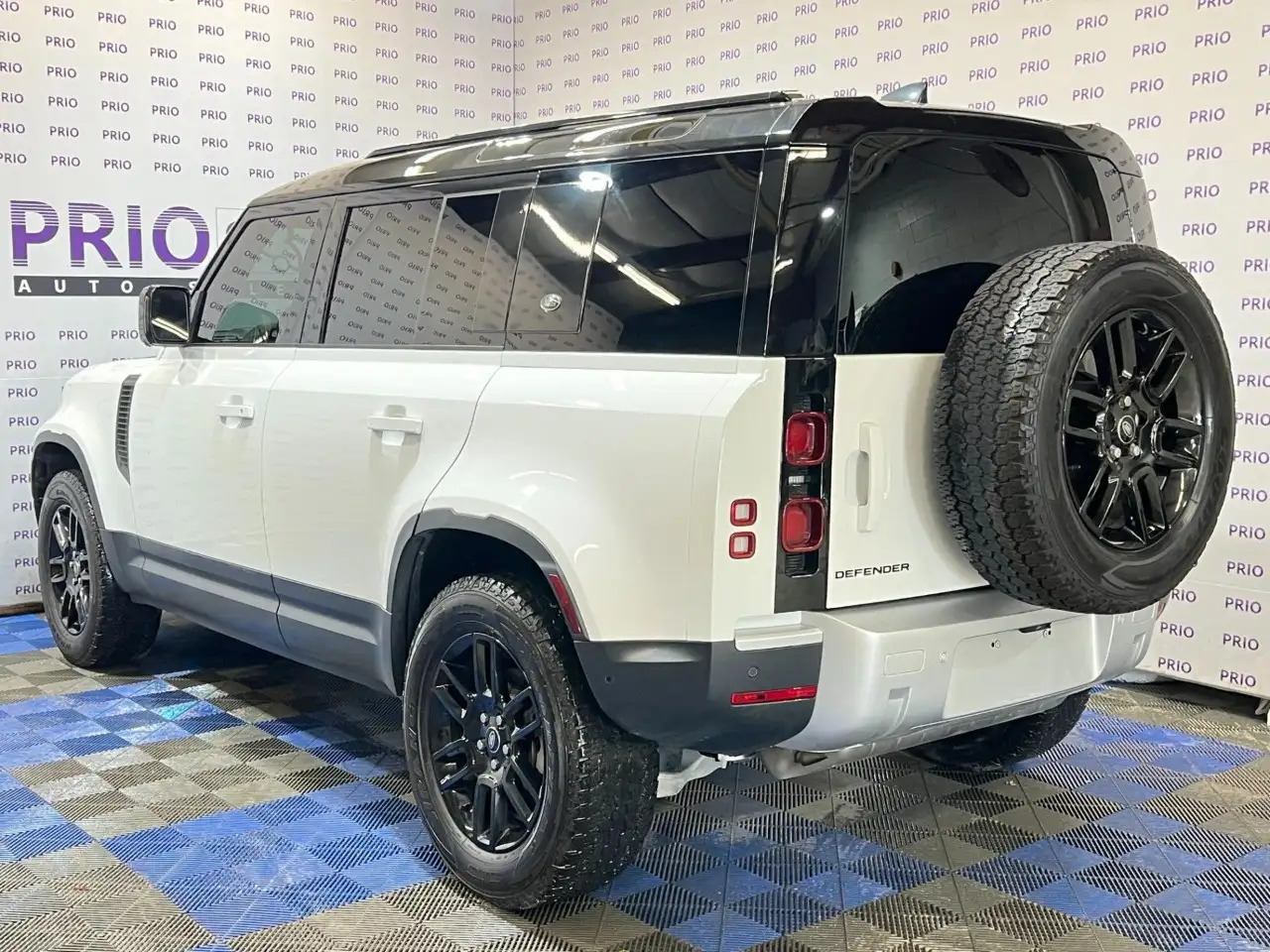 Land Rover Defender - Image 4