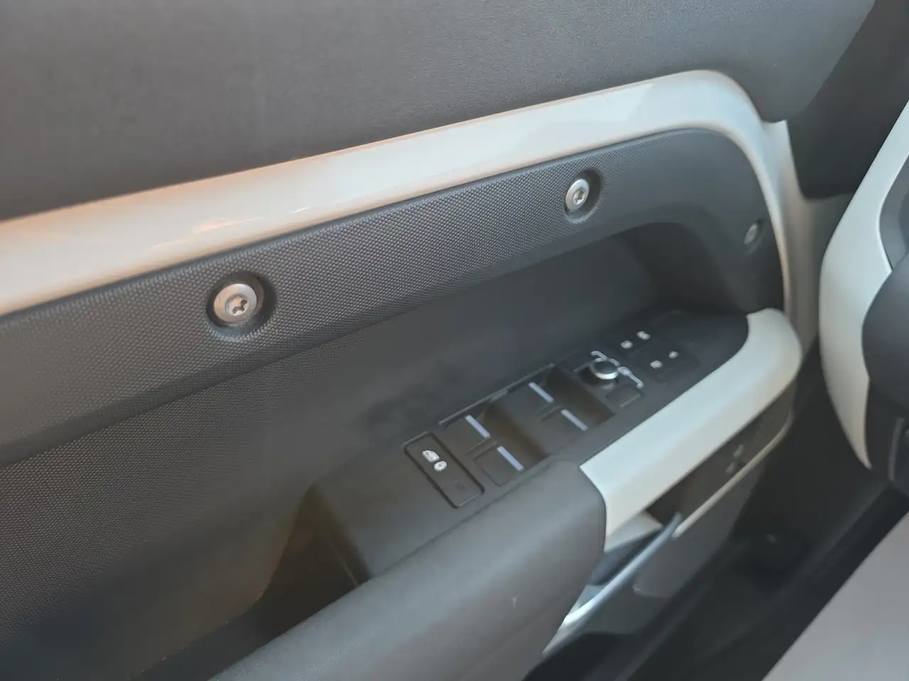 Land Rover Defender - Image 17