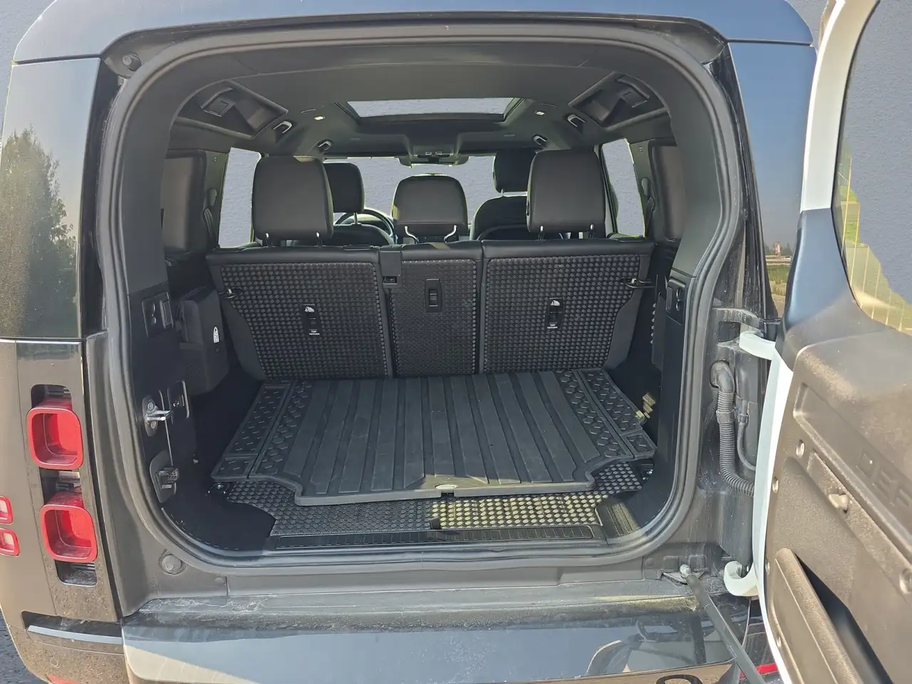 Land Rover Defender - Image 19