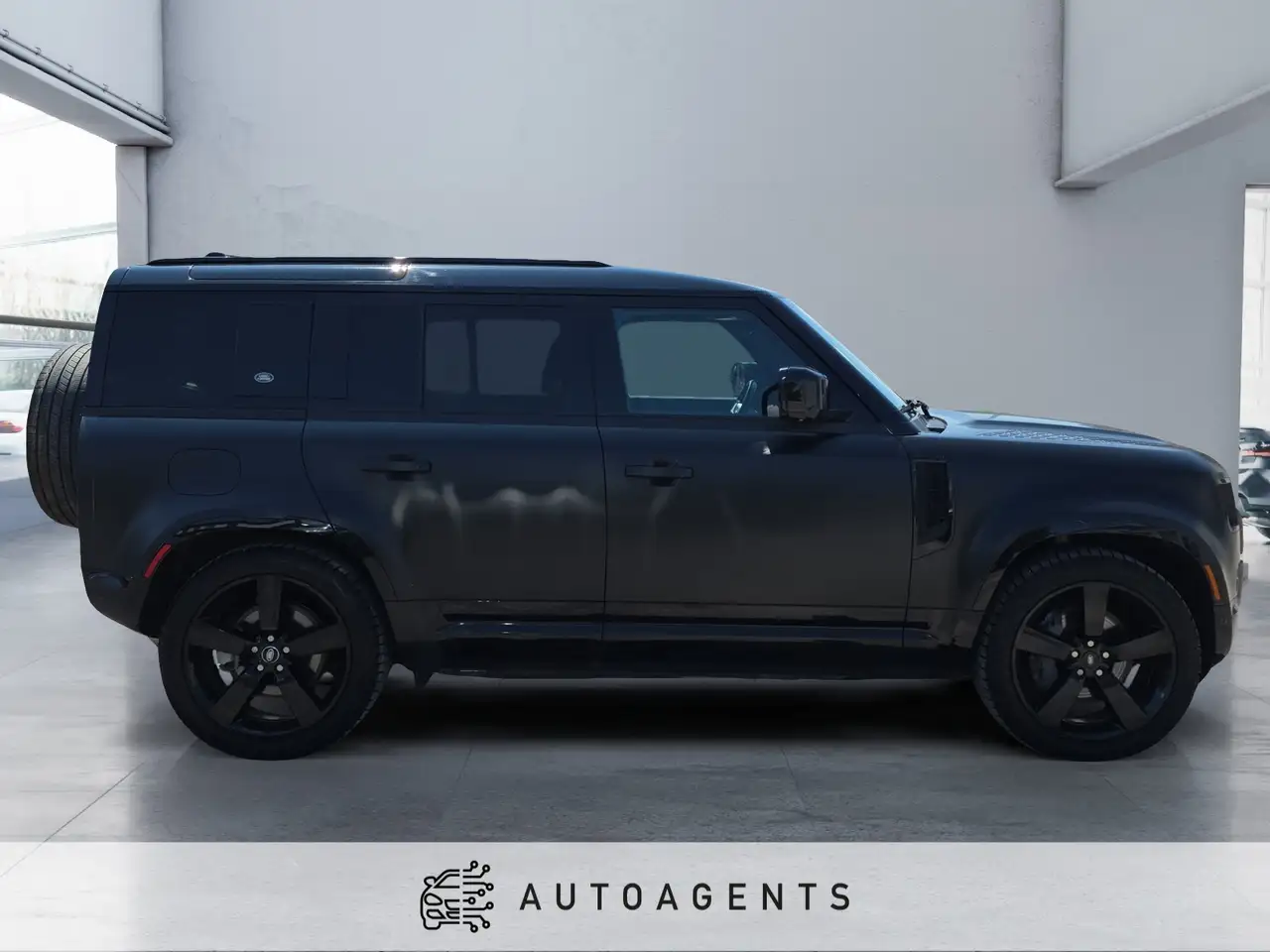 Land Rover Defender - Image 7