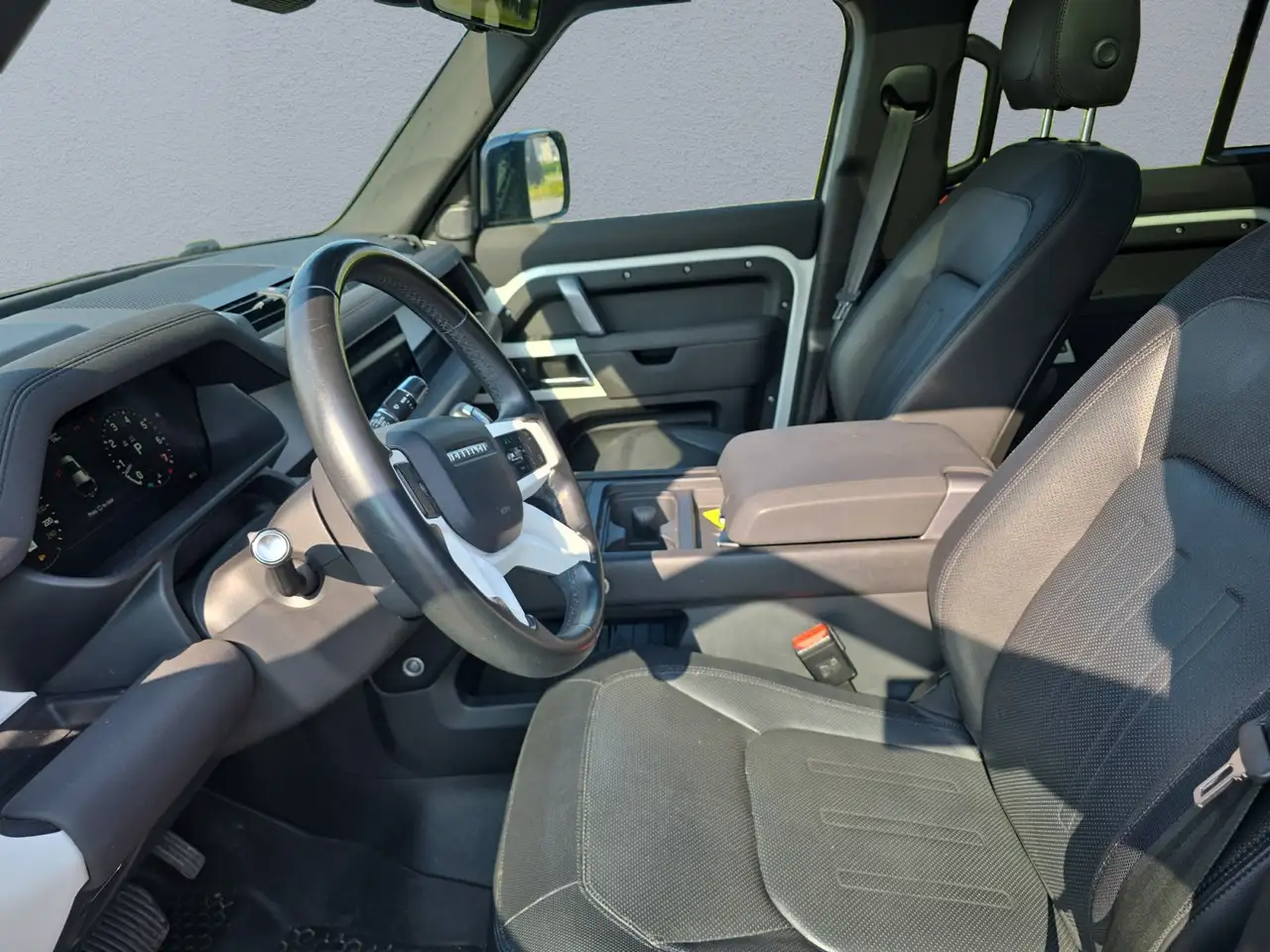 Land Rover Defender - Image 11