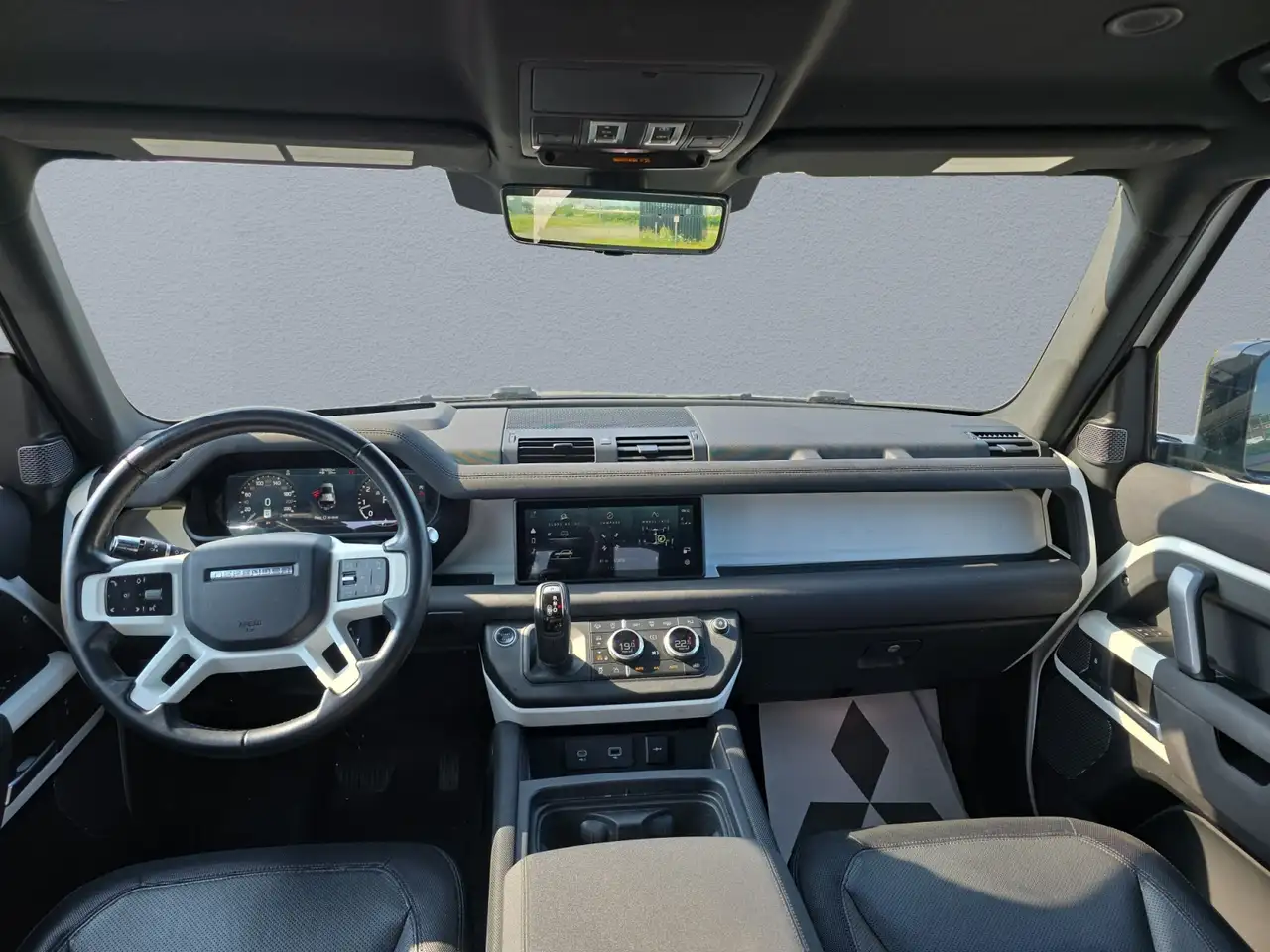 Land Rover Defender - Image 15