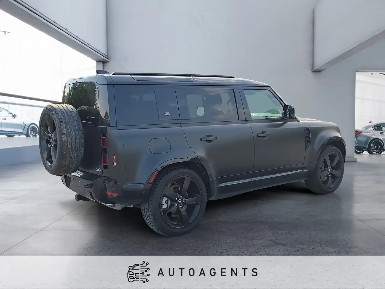 Land Rover Defender - Image 6