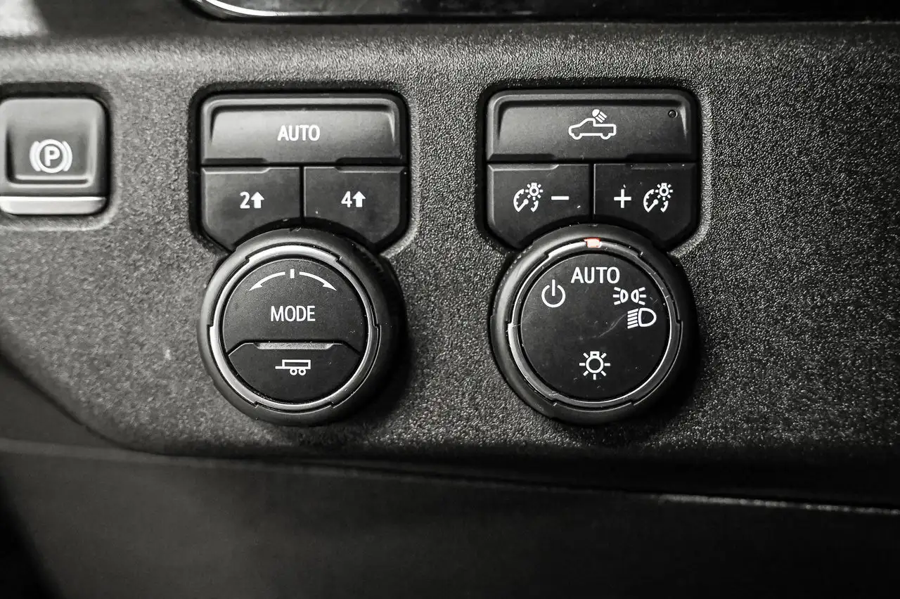 Chevrolet Silverado 1500 - Image 25