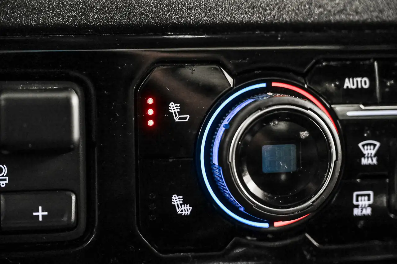 Chevrolet Silverado 1500 - Image 32