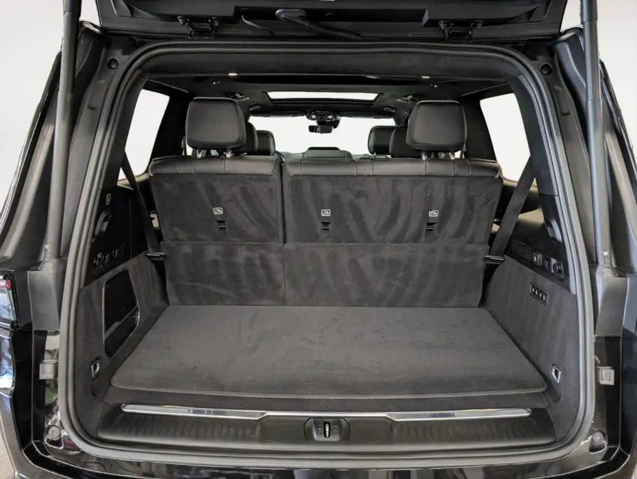 Jeep Grand Wagoneer - Image 36