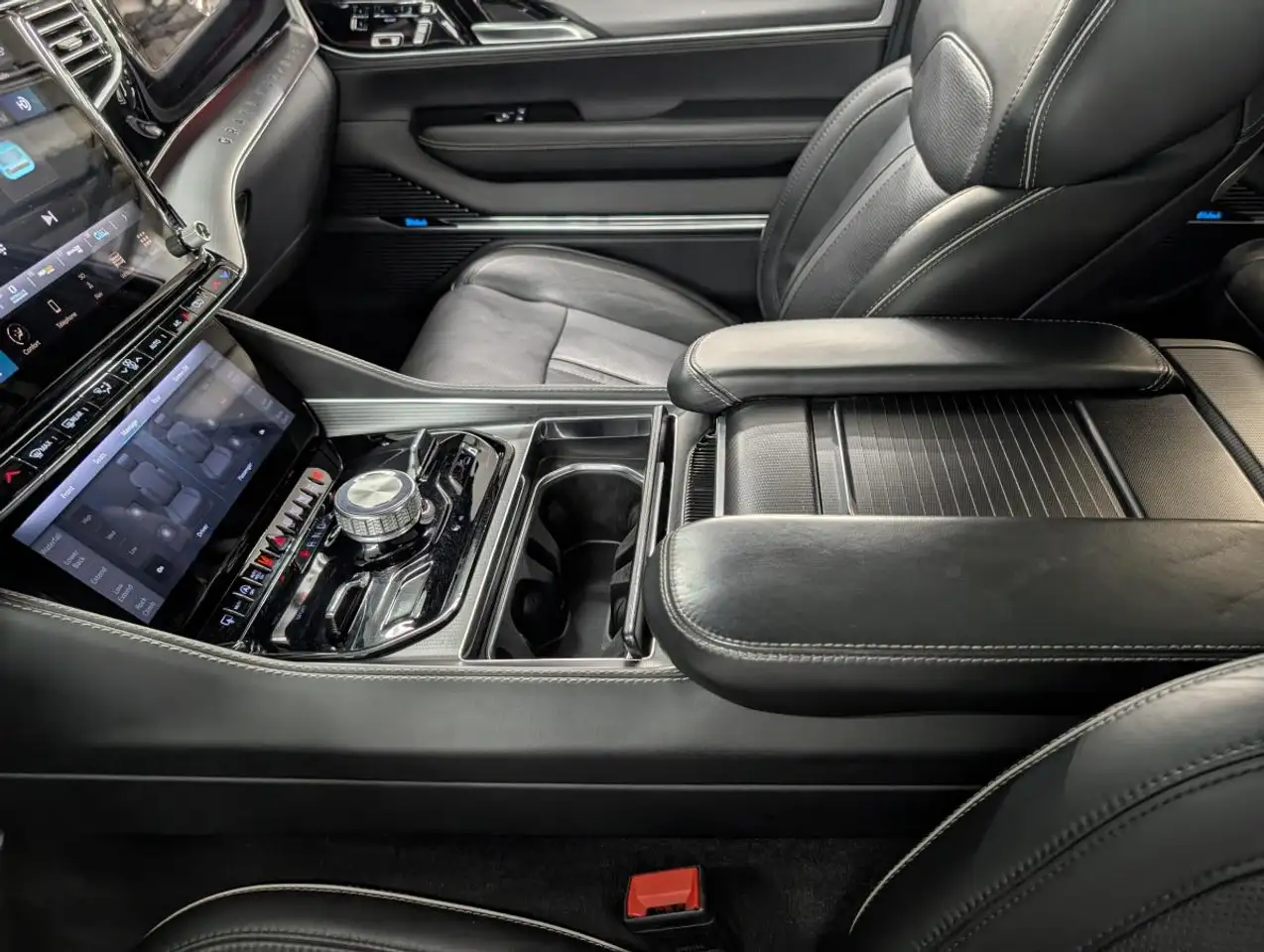 Jeep Grand Wagoneer - Image 31