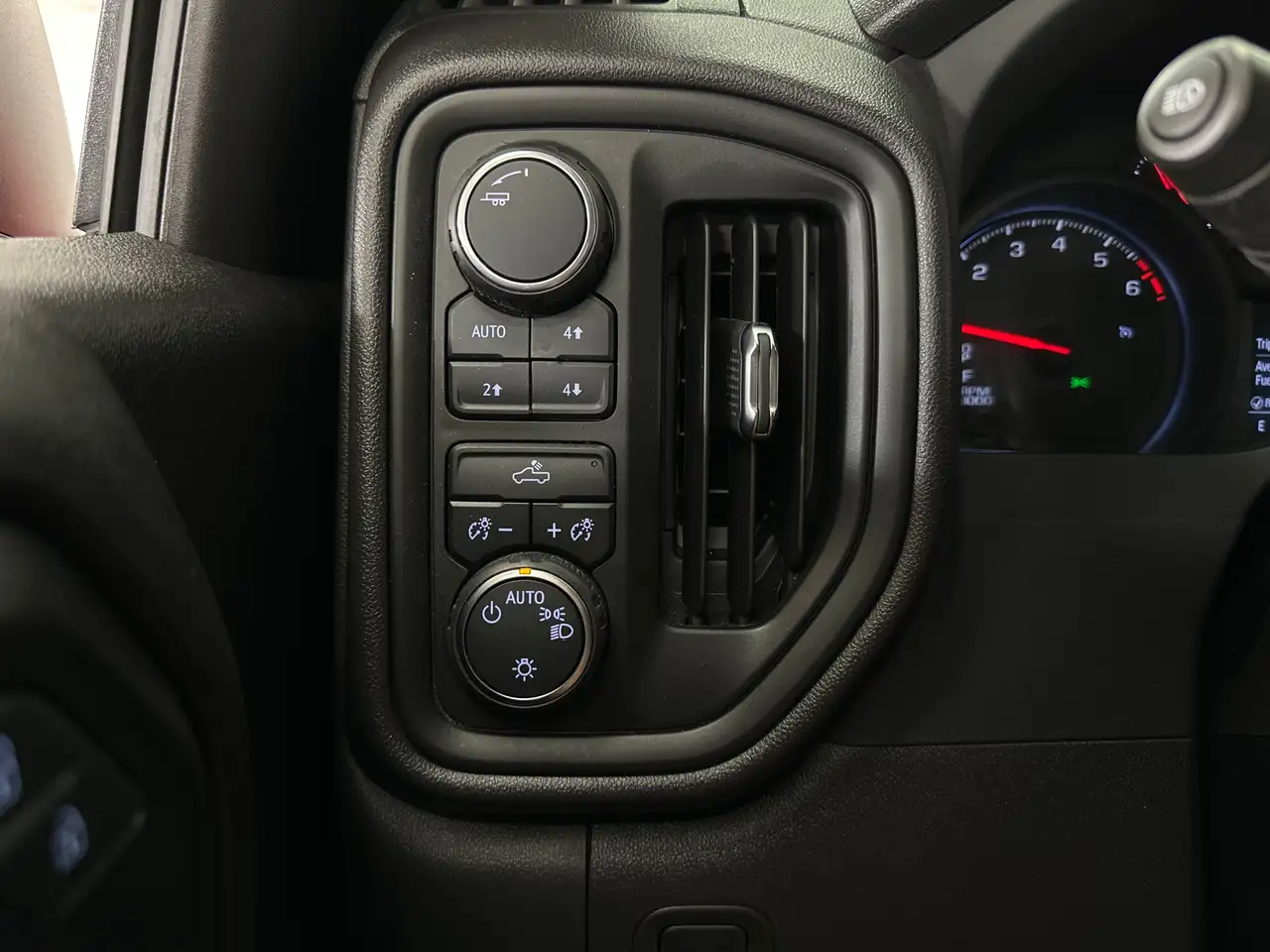 Chevrolet Silverado 1500 - Image 22