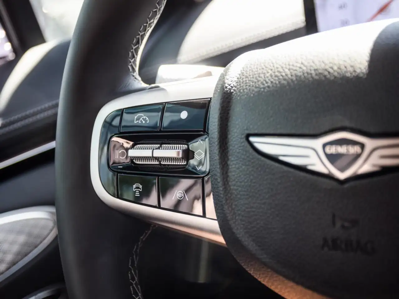 Genesis GV70 - Image 19