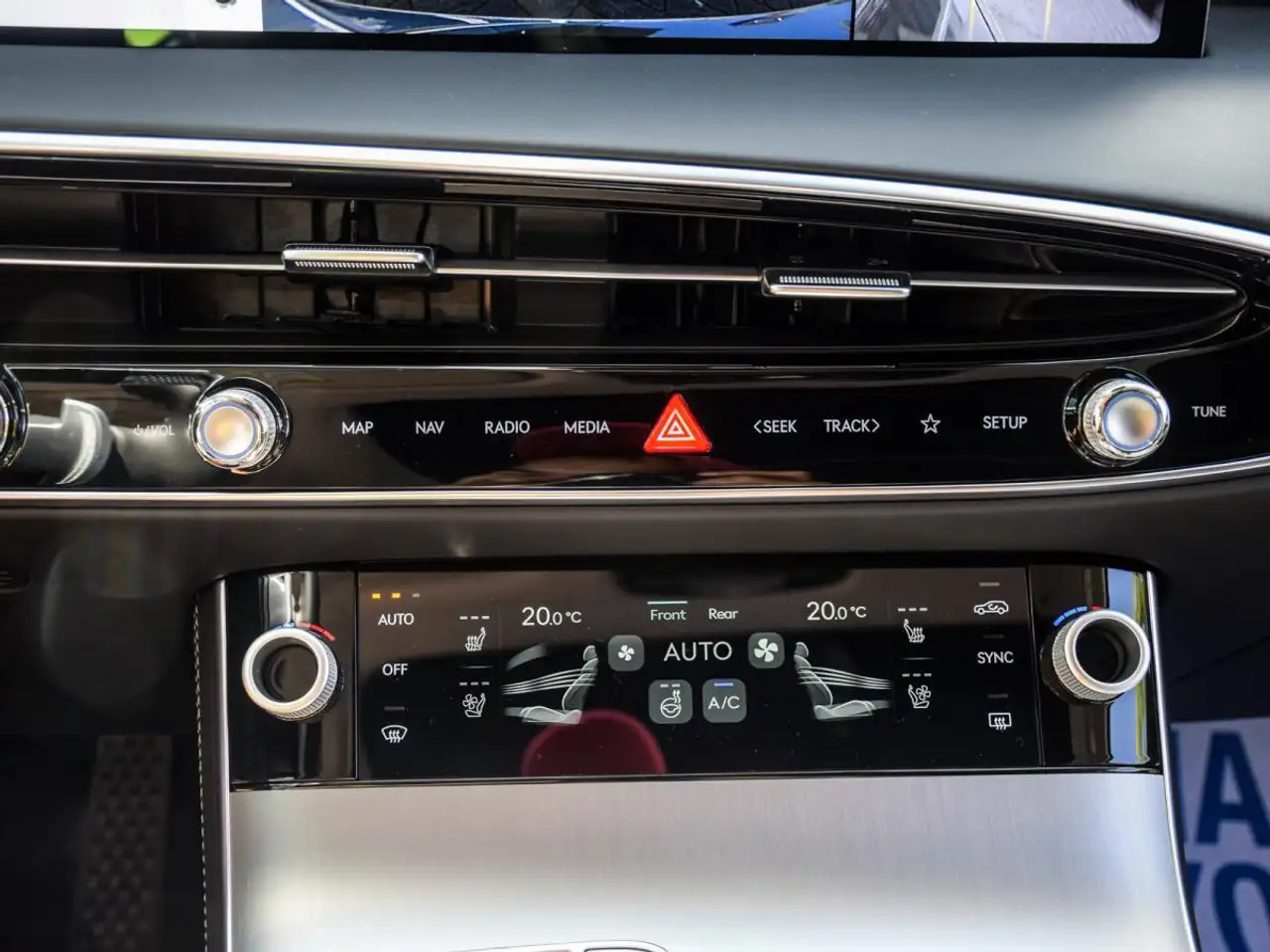 Genesis GV70 - Image 17