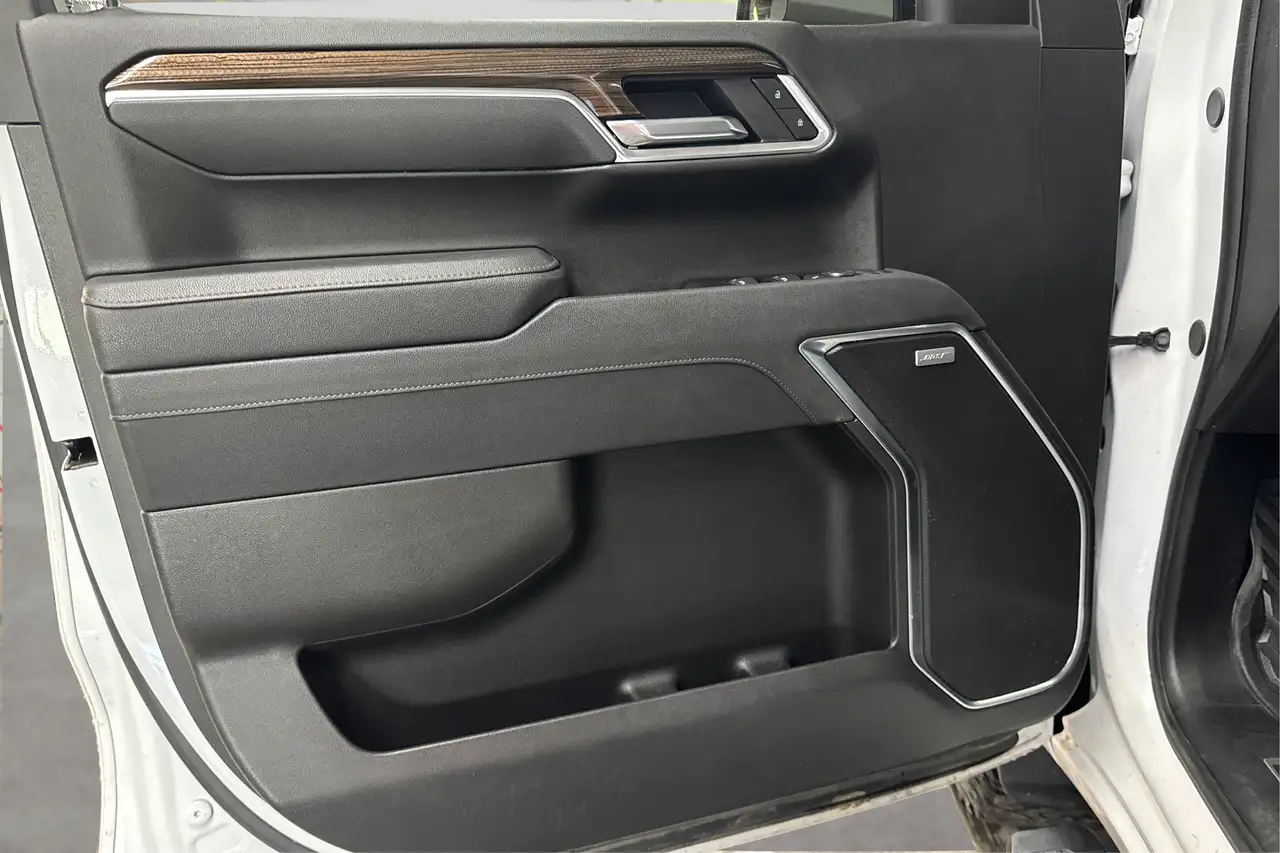 Chevrolet Silverado 1500 - Image 20