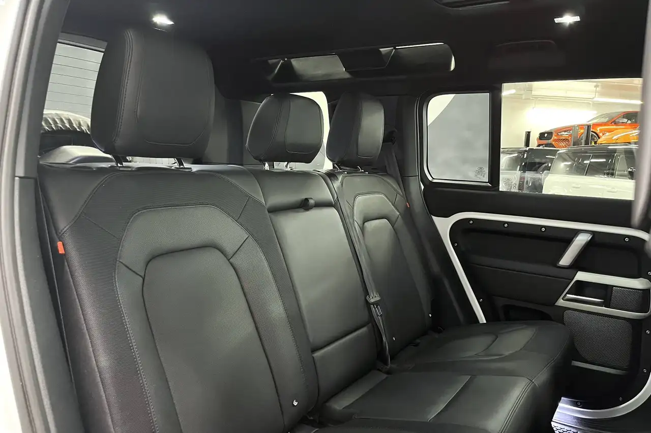 Land Rover Defender - Image 15