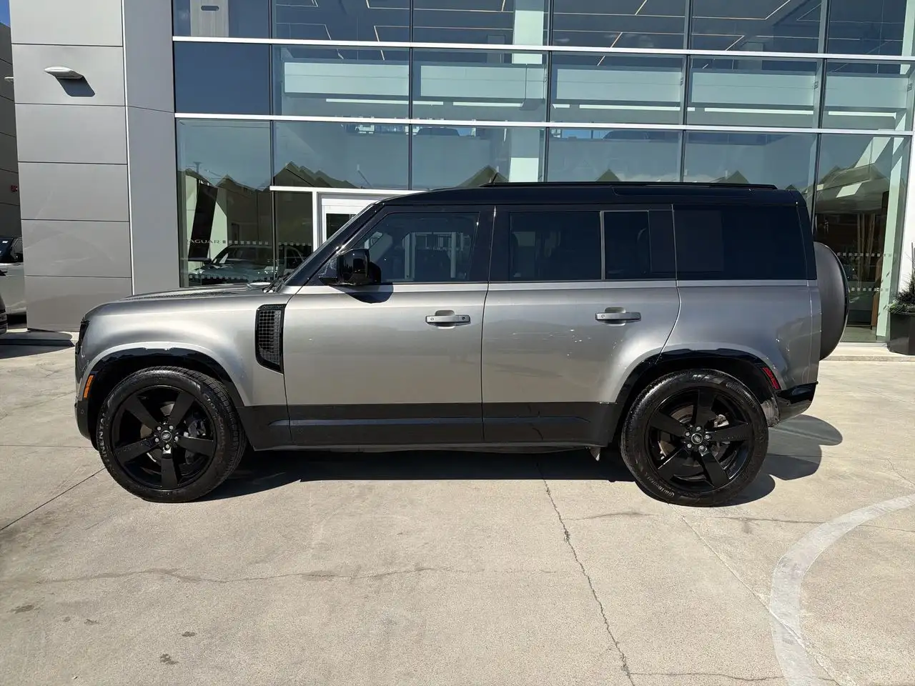 Land Rover Defender - Image 5