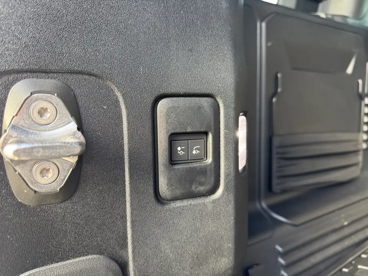 Land Rover Defender - Image 26