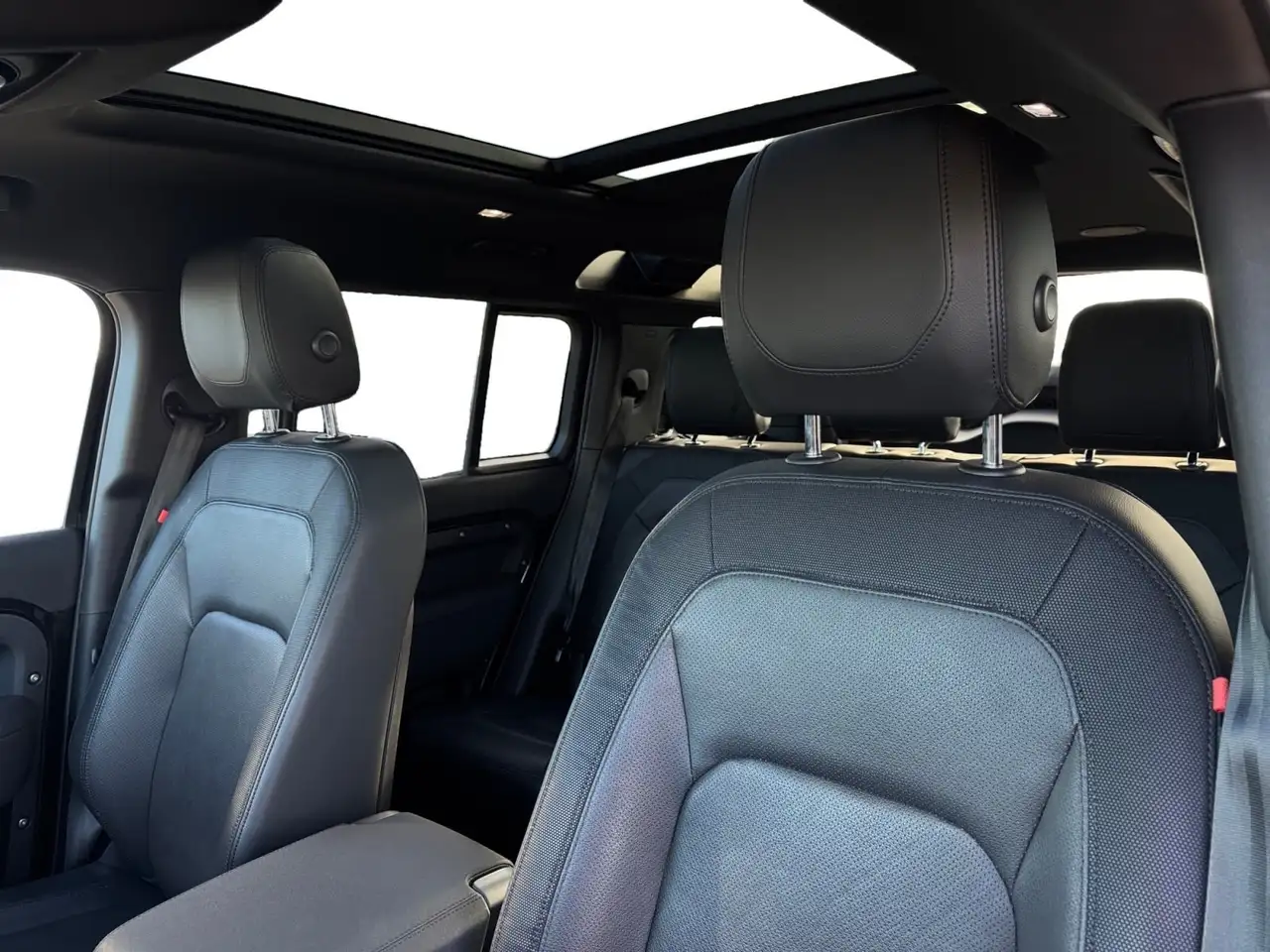 Land Rover Defender - Image 10
