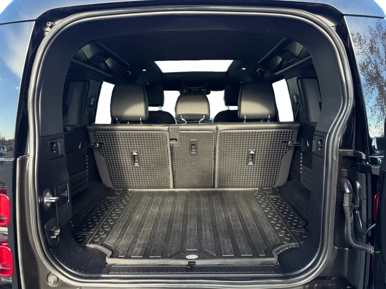 Land Rover Defender - Image 27