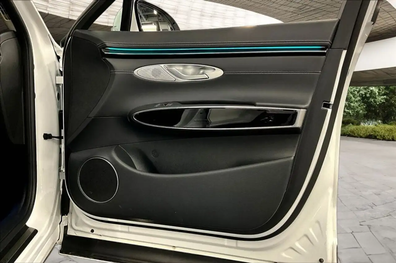 Genesis GV70 - Image 31