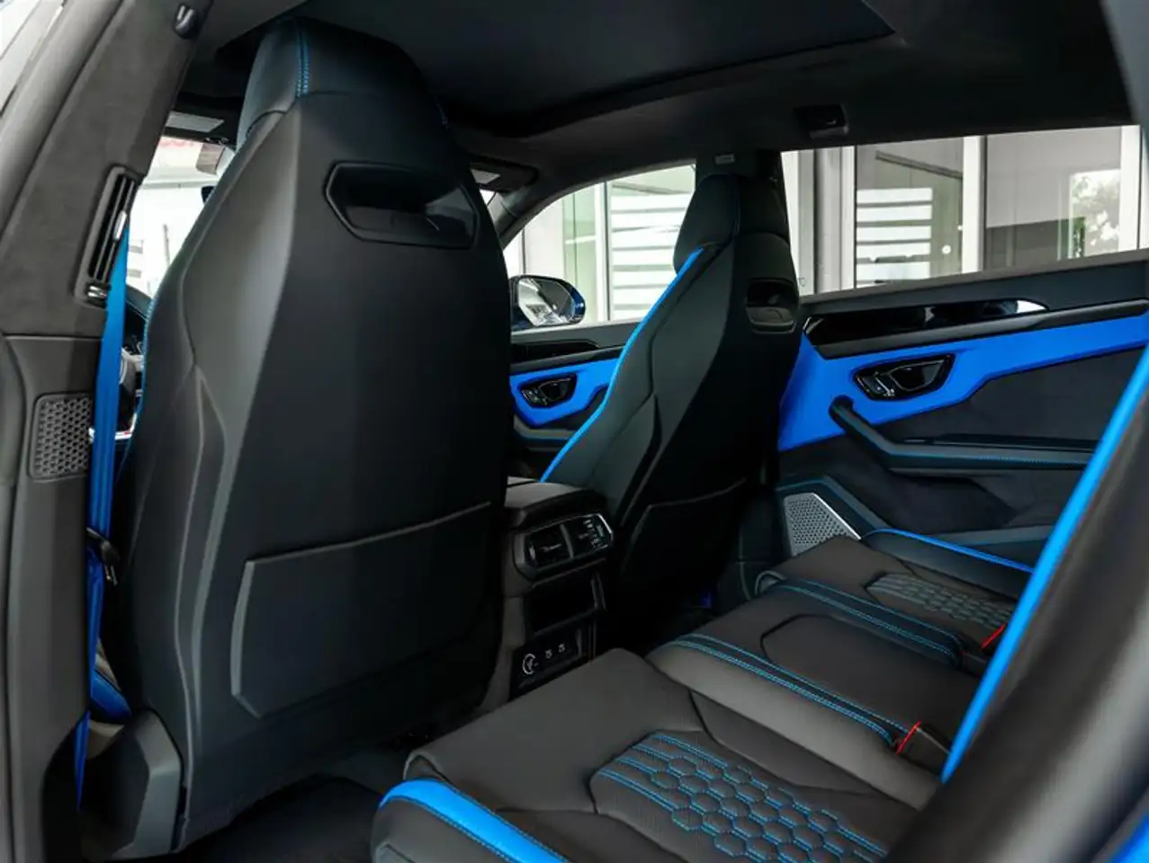 Lamborghini Urus - Image 15