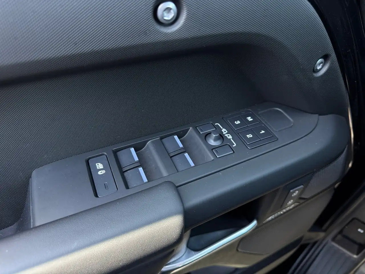 Land Rover Defender - Image 29