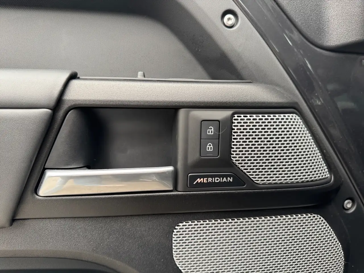 Land Rover Defender - Image 25