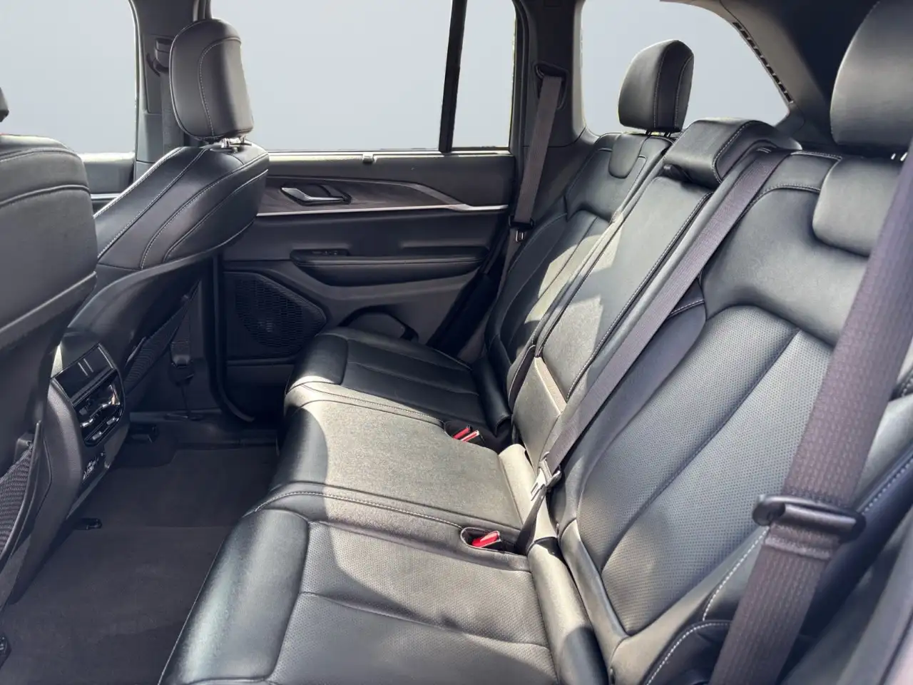 Jeep Grand Cherokee - Image 22