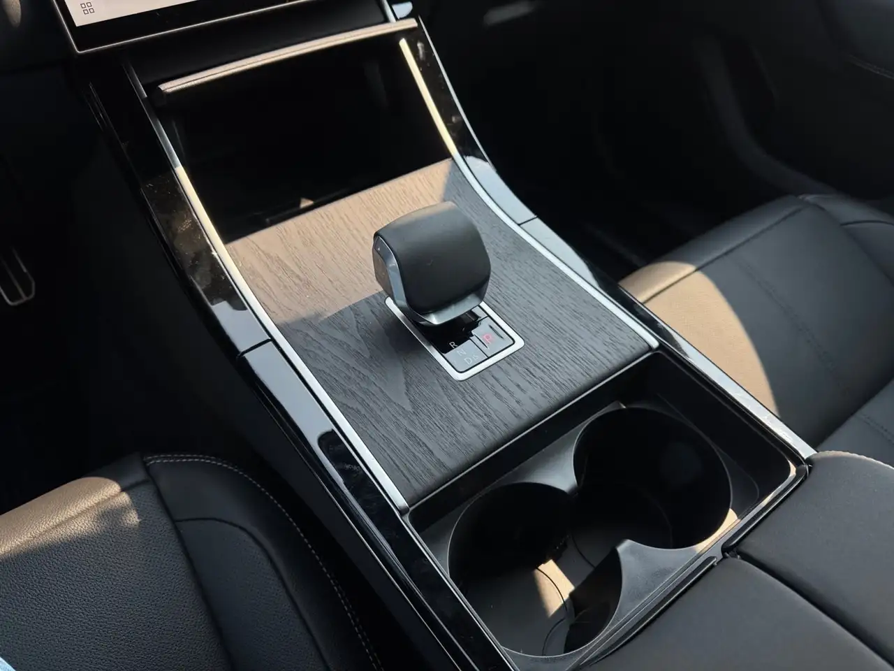Land Rover Range Rover Velar - Image 16