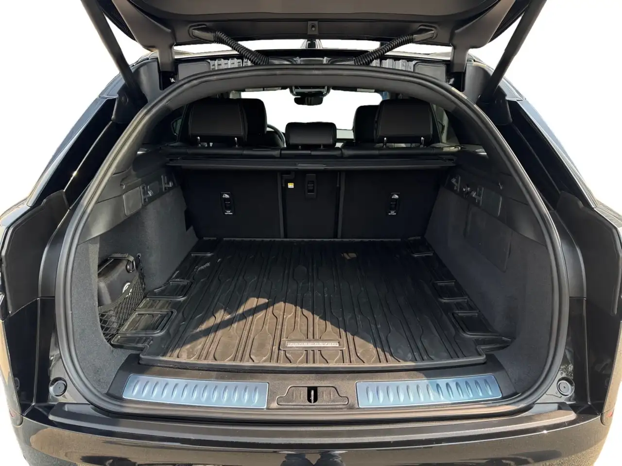 Land Rover Range Rover Velar - Image 26