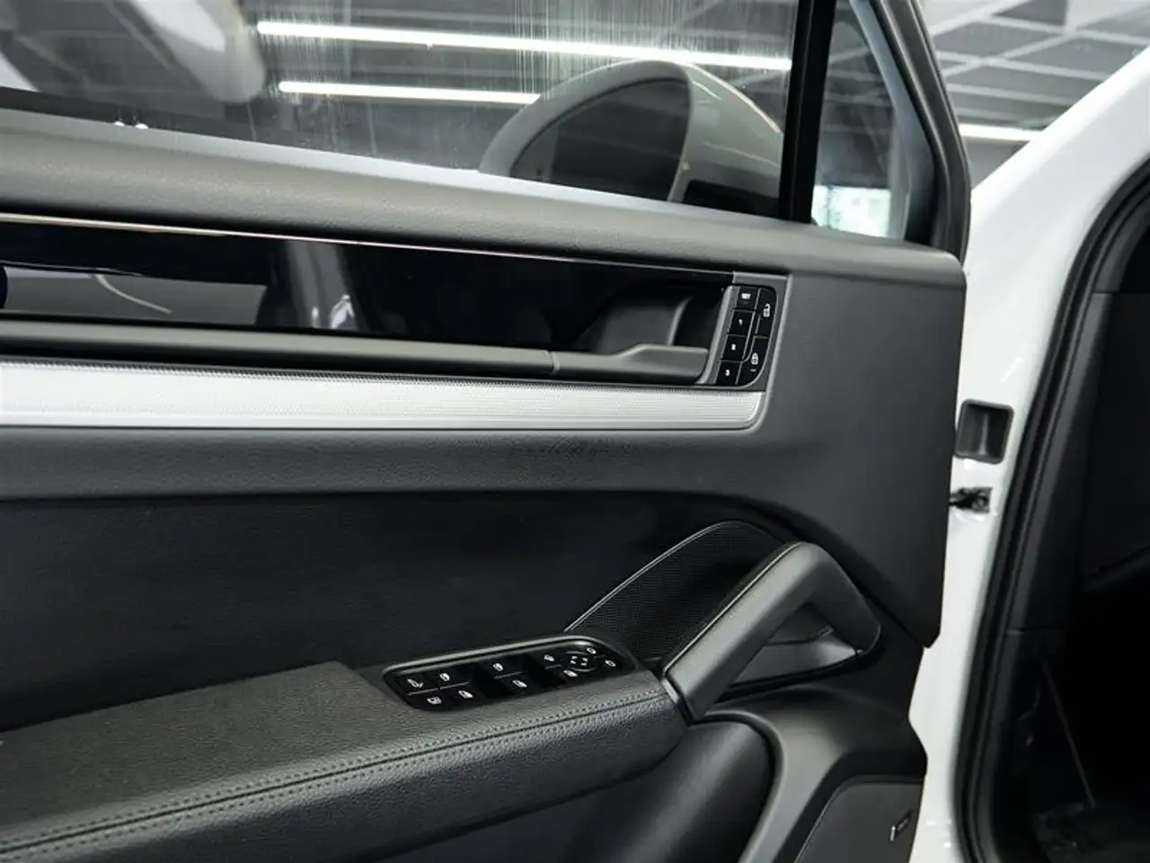 Porsche Cayenne - Image 30