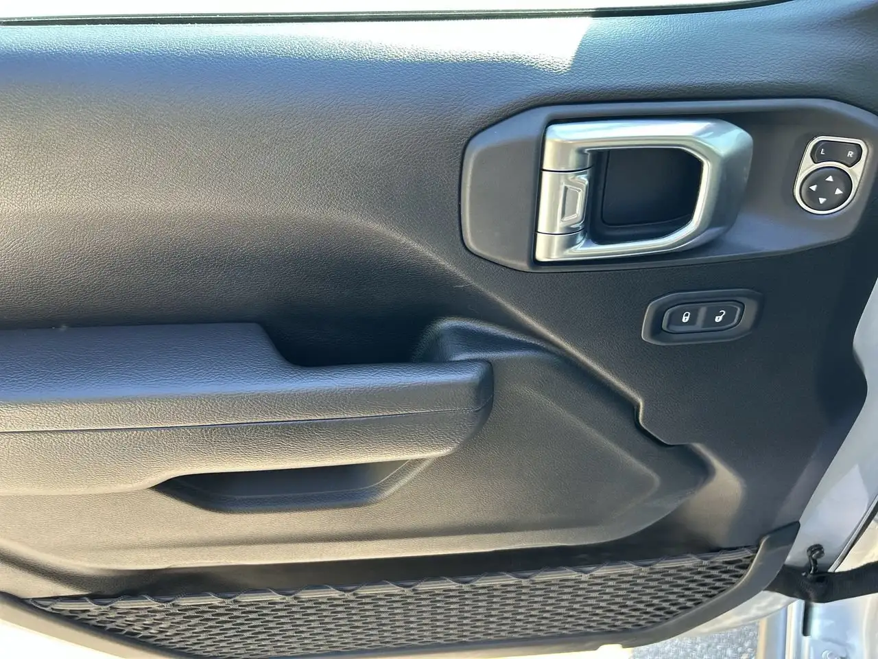 Jeep Wrangler - Image 12
