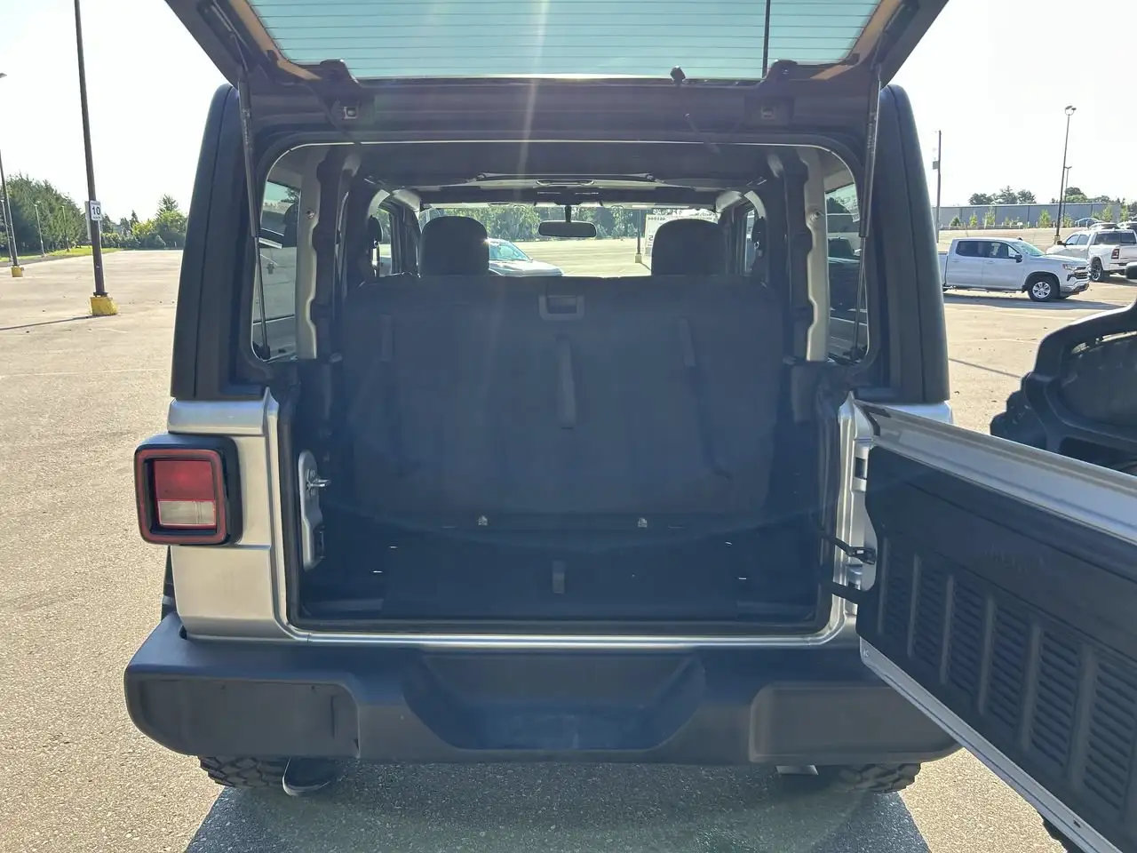 Jeep Wrangler - Image 18