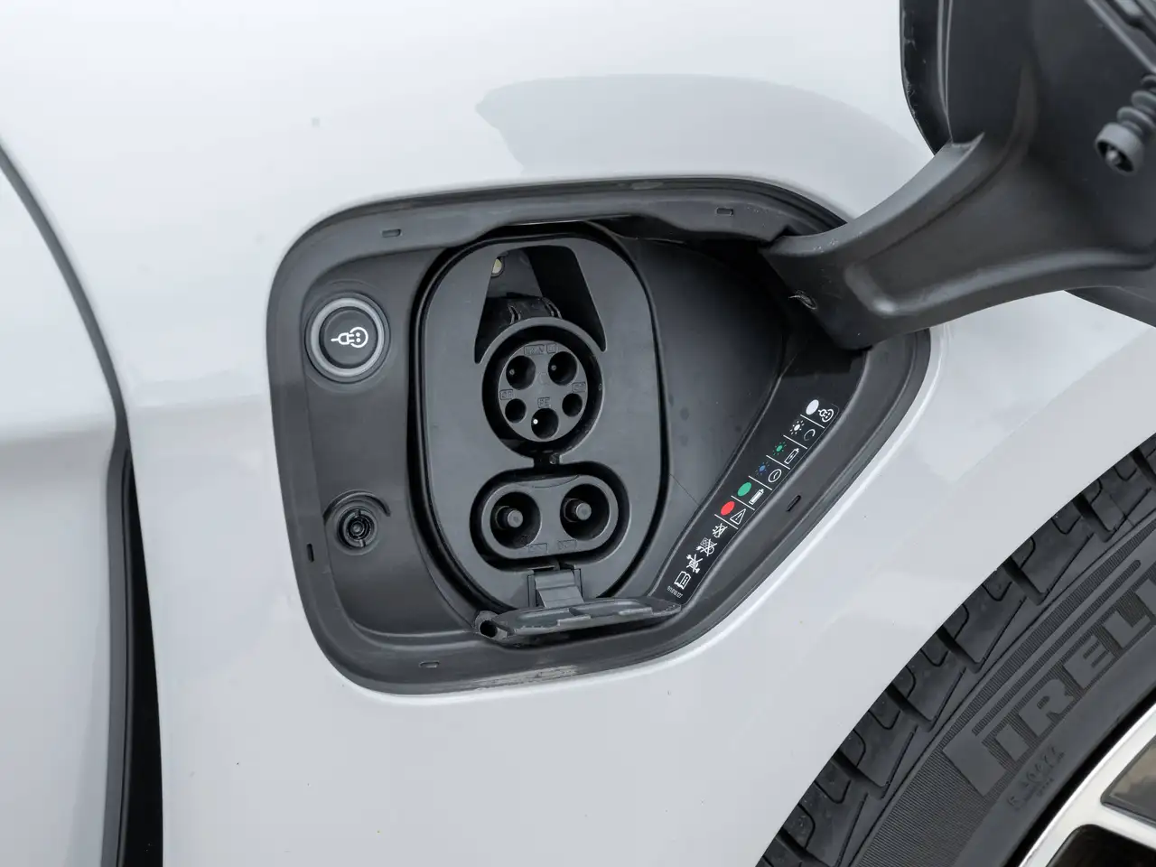 Porsche Taycan - Image 11