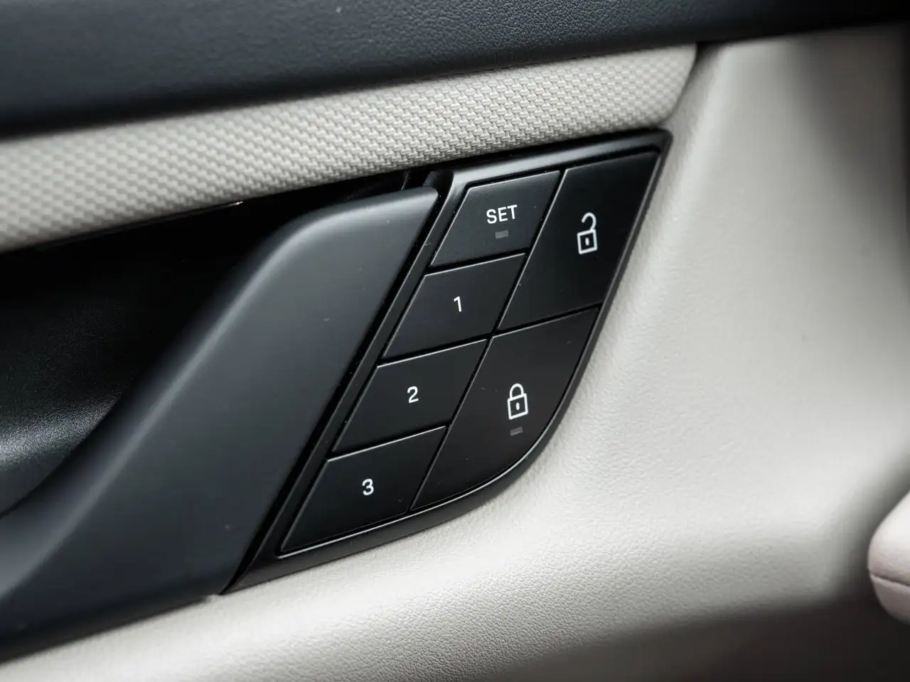 Porsche Taycan - Image 27