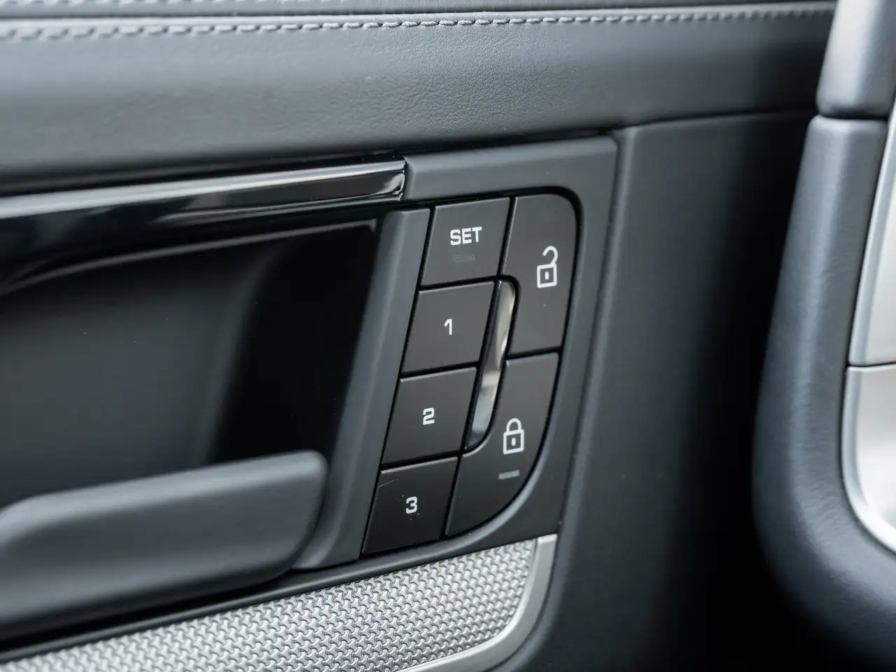 Porsche Cayenne - Image 23