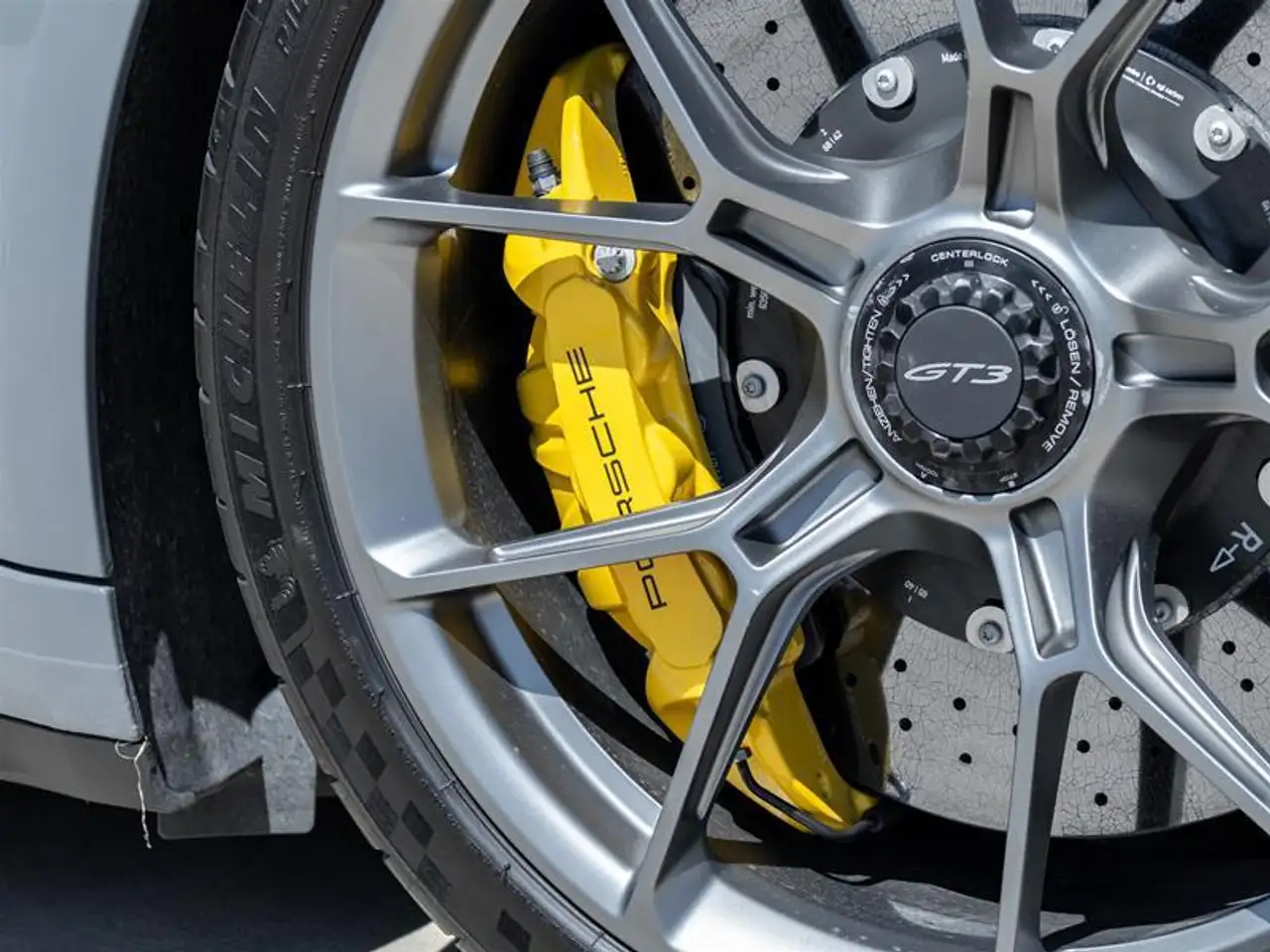 Porsche 911 - Image 33