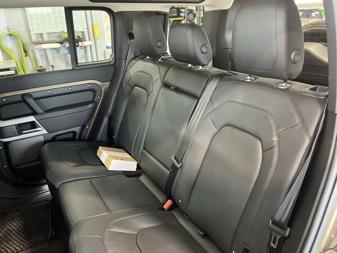 Land Rover Defender - Image 22