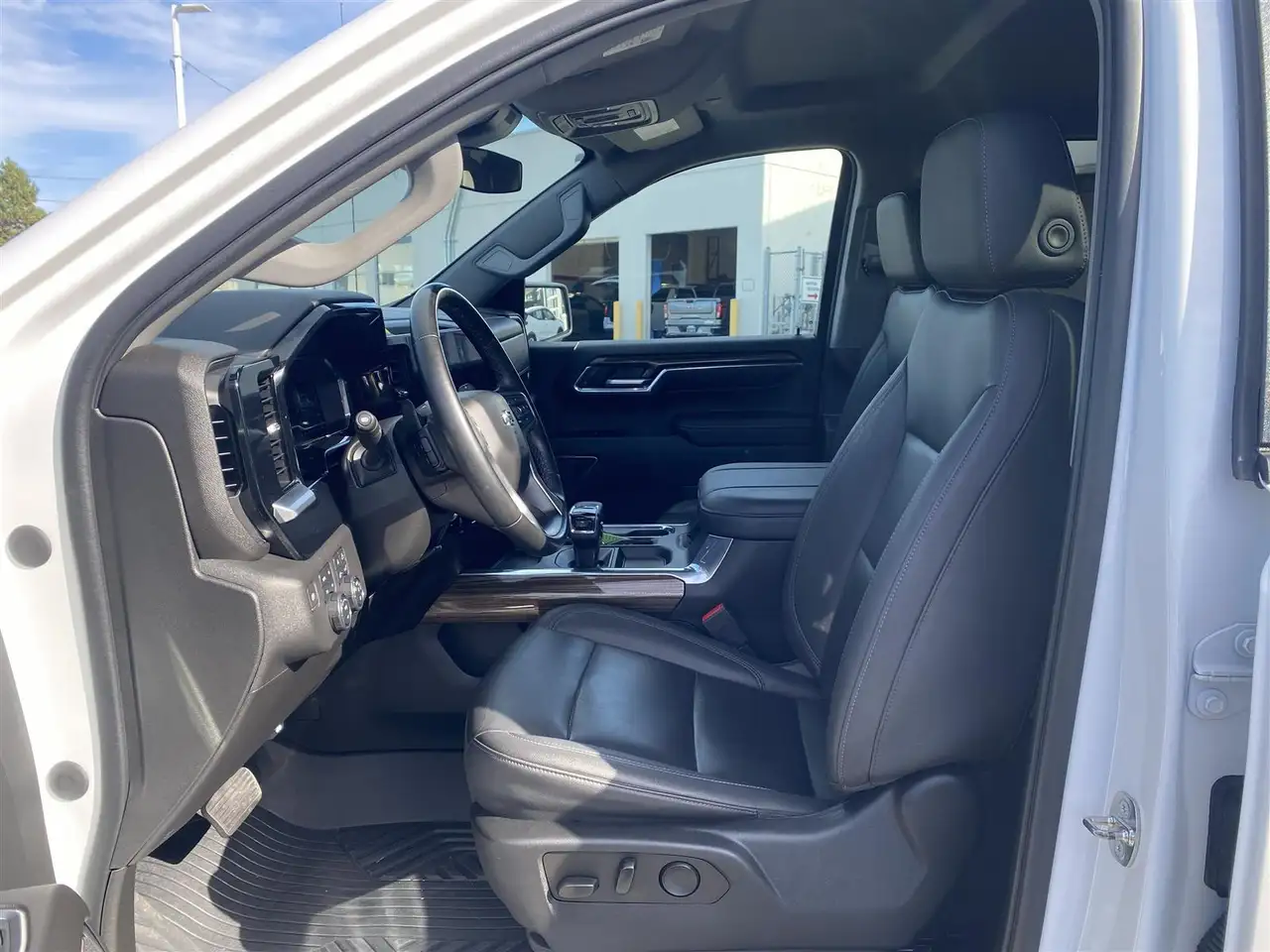 Chevrolet Silverado 1500 - Image 11