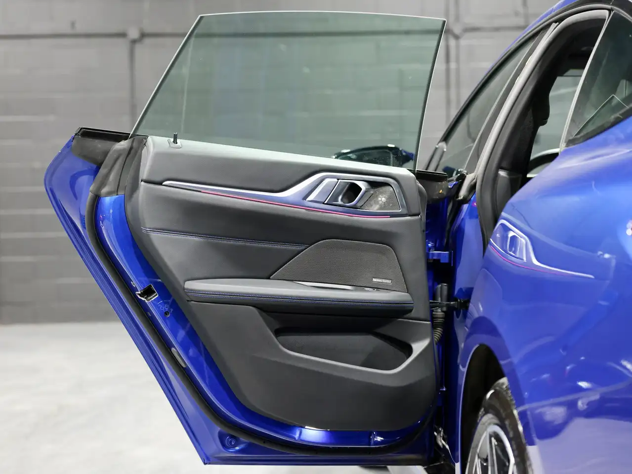 BMW i4 - Image 16