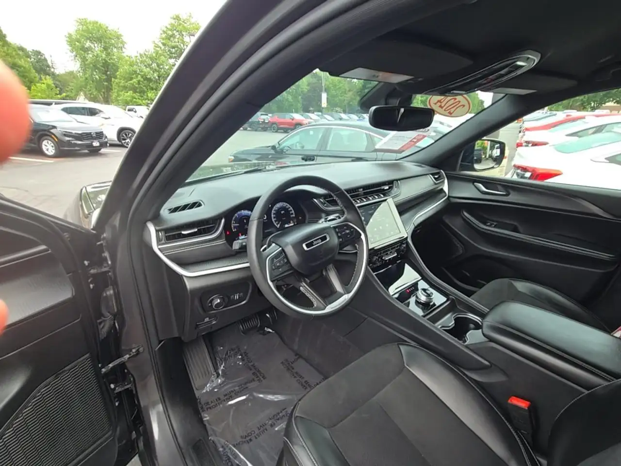 Jeep Grand Cherokee - Image 12