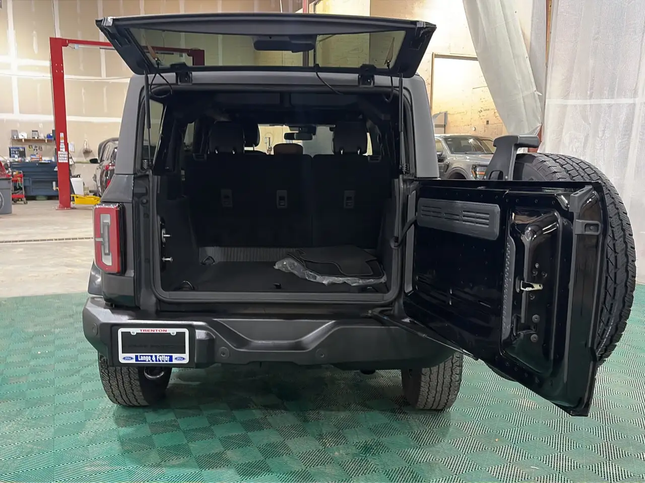 Ford Bronco - Image 17