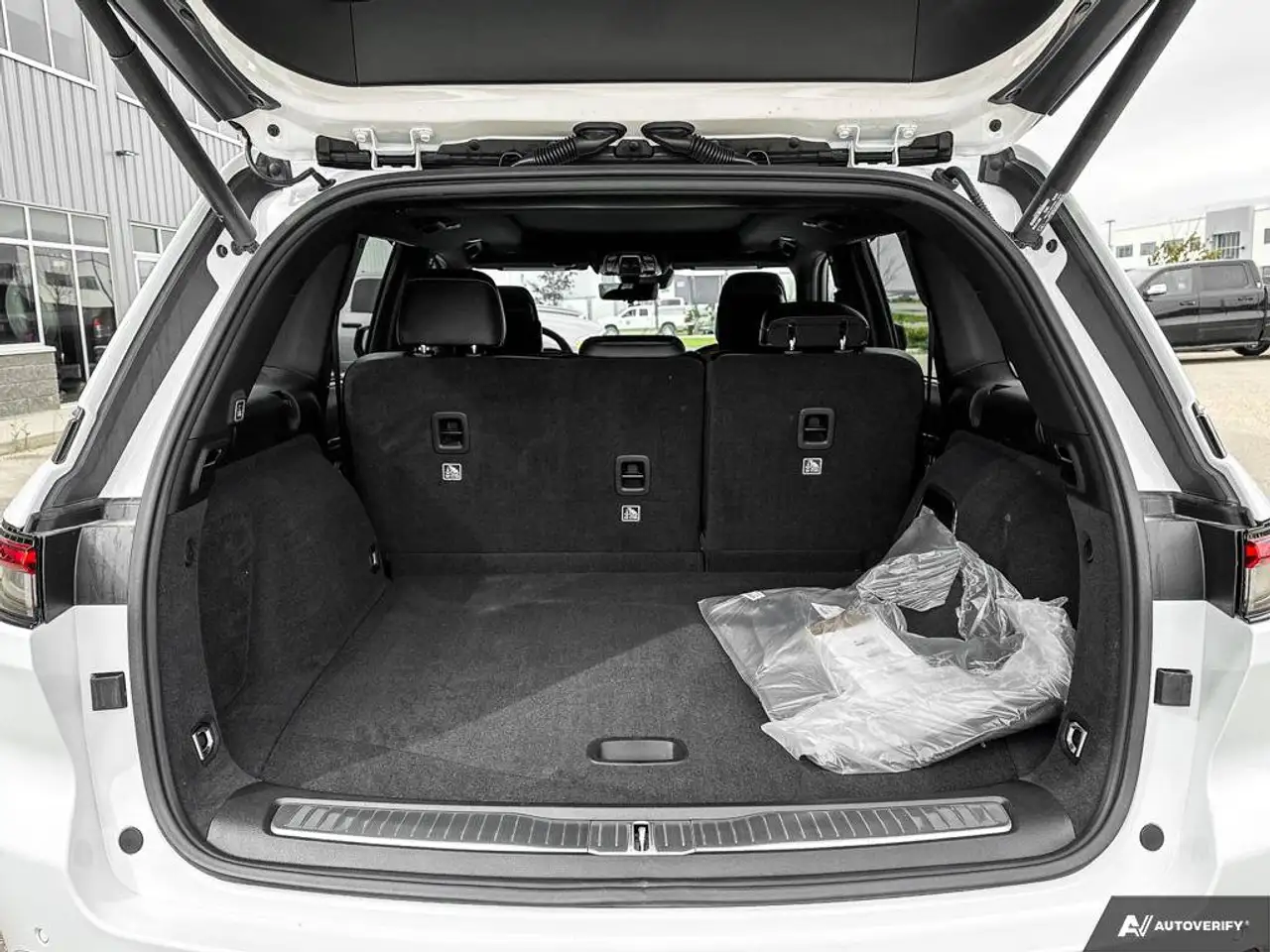 Jeep Grand Cherokee - Image 13